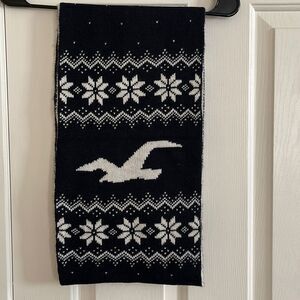 Hollister Betty’s Warm Dark Blue/White Scarf